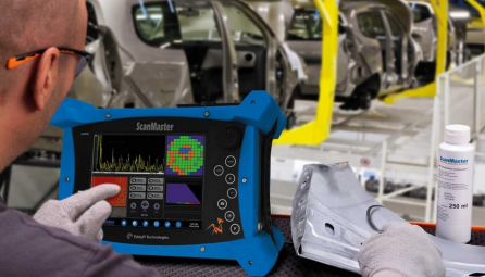 Inspector de Ensayos no destructivos realiza una prueba por arreglo de fases.